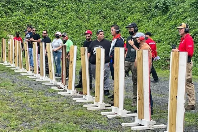Participantes en curso de manejo de armas en el campo de tiro