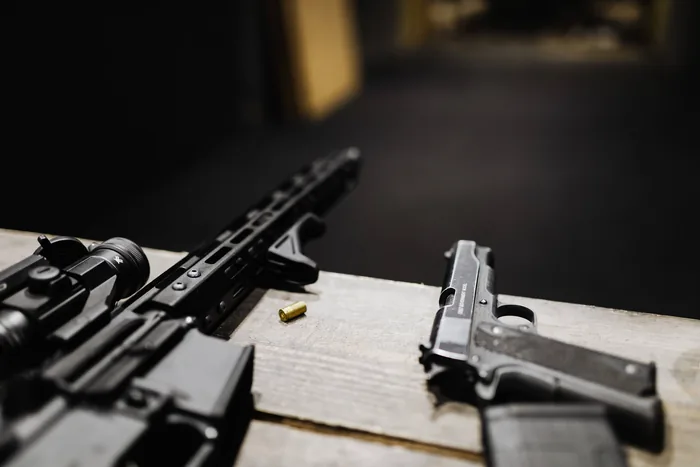 Armas sobre mesa de tiro